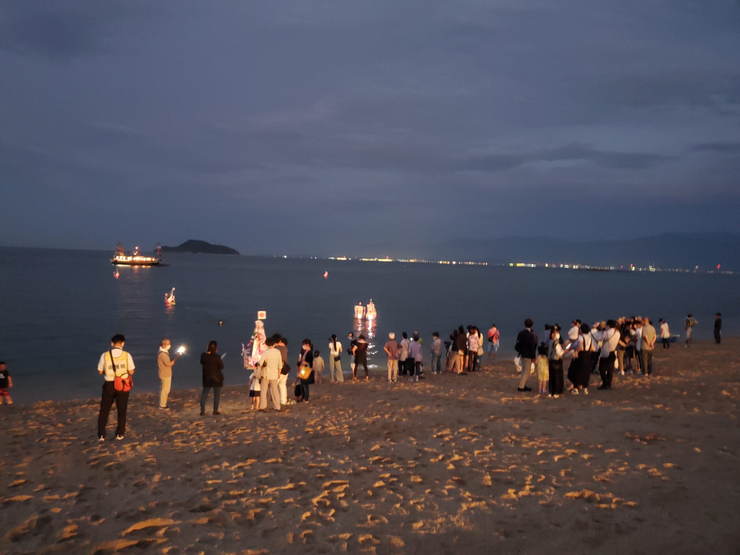 ⑩わら舟流しを見送る住民