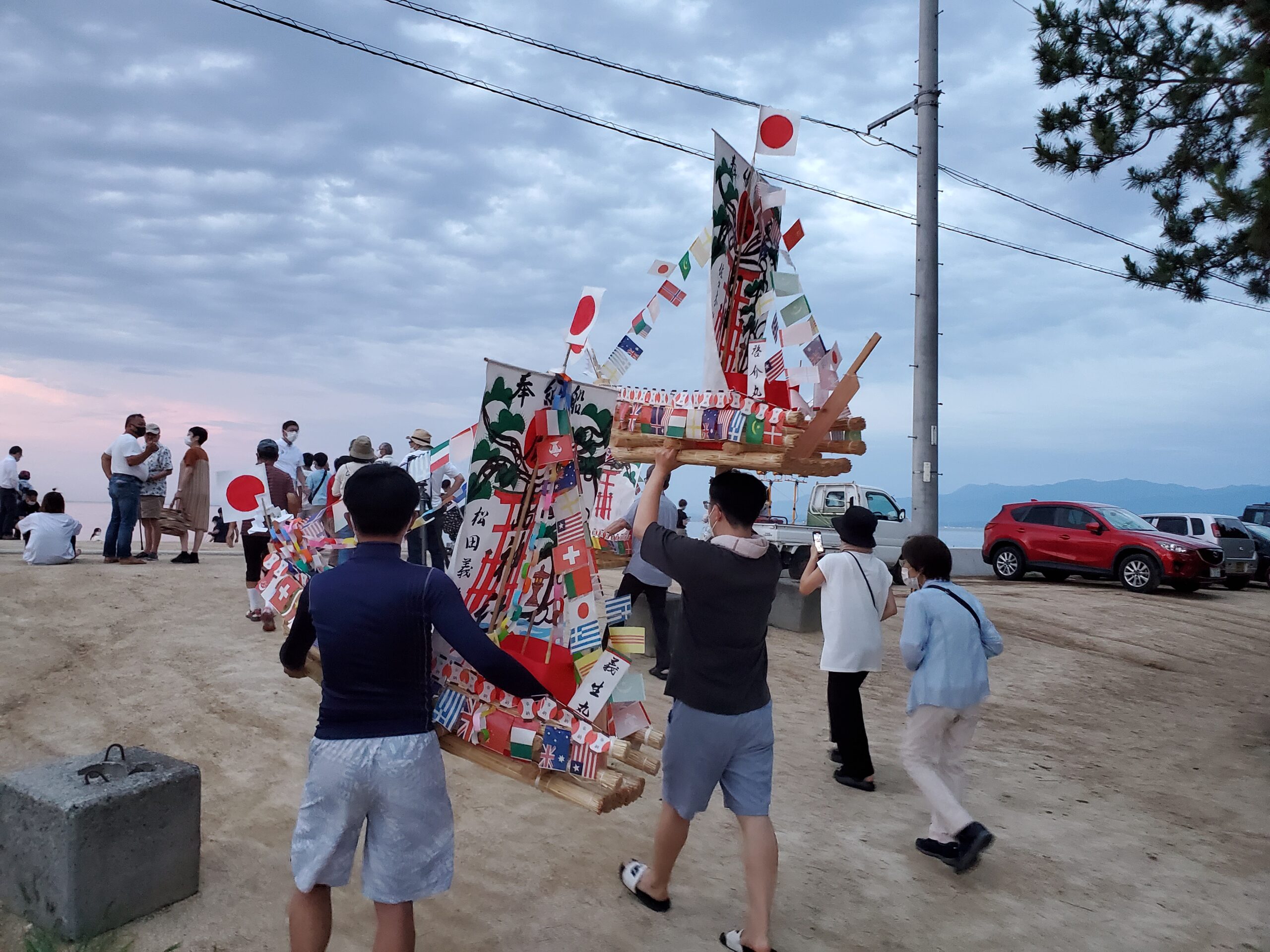 ③わら舟を浜まで担いで移動