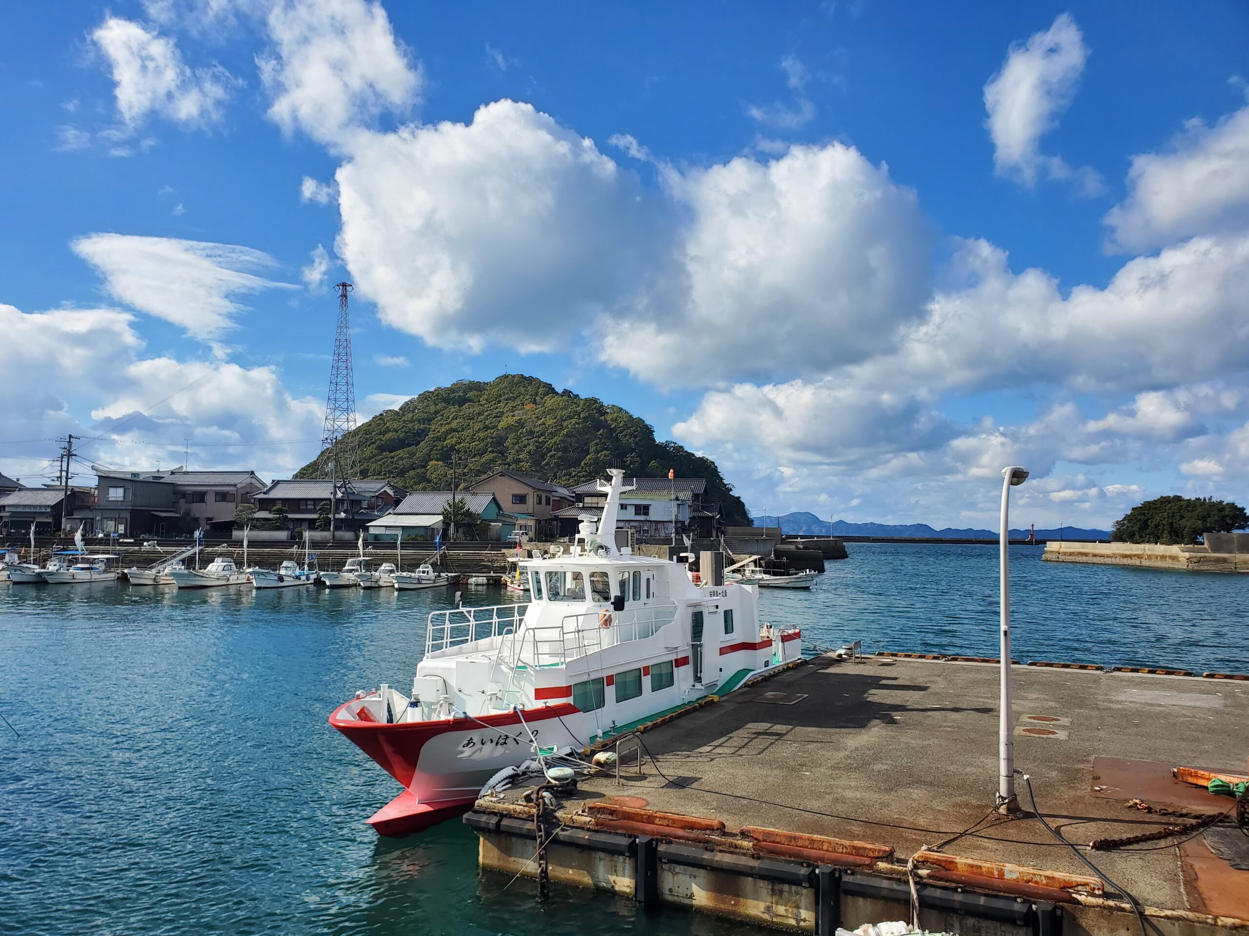 ②北条港の係船された安居島行き旅客船