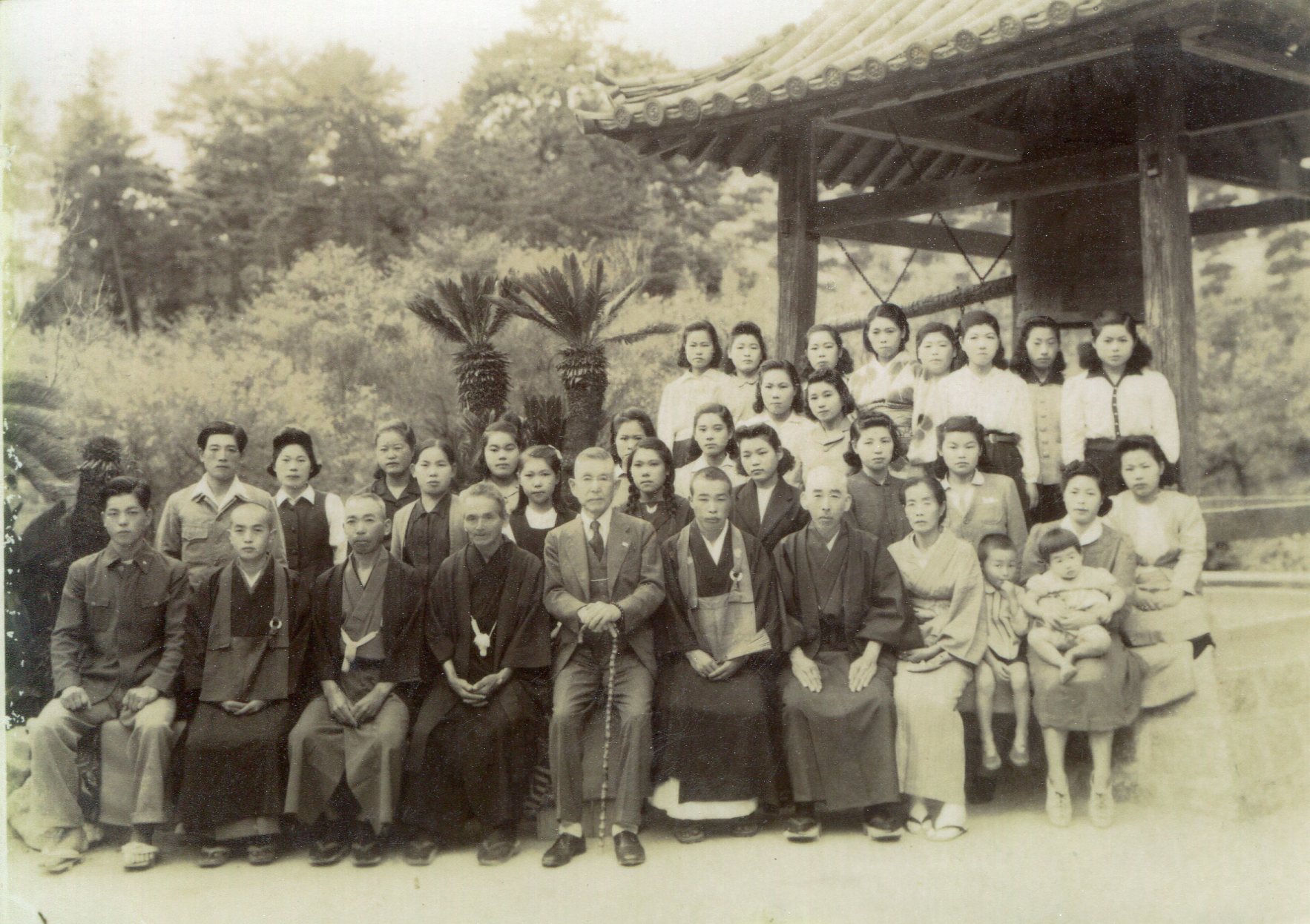 ③武彦〈中央〉と廓明和尚〈右隣〉（1947年、難波女塾で撮影）