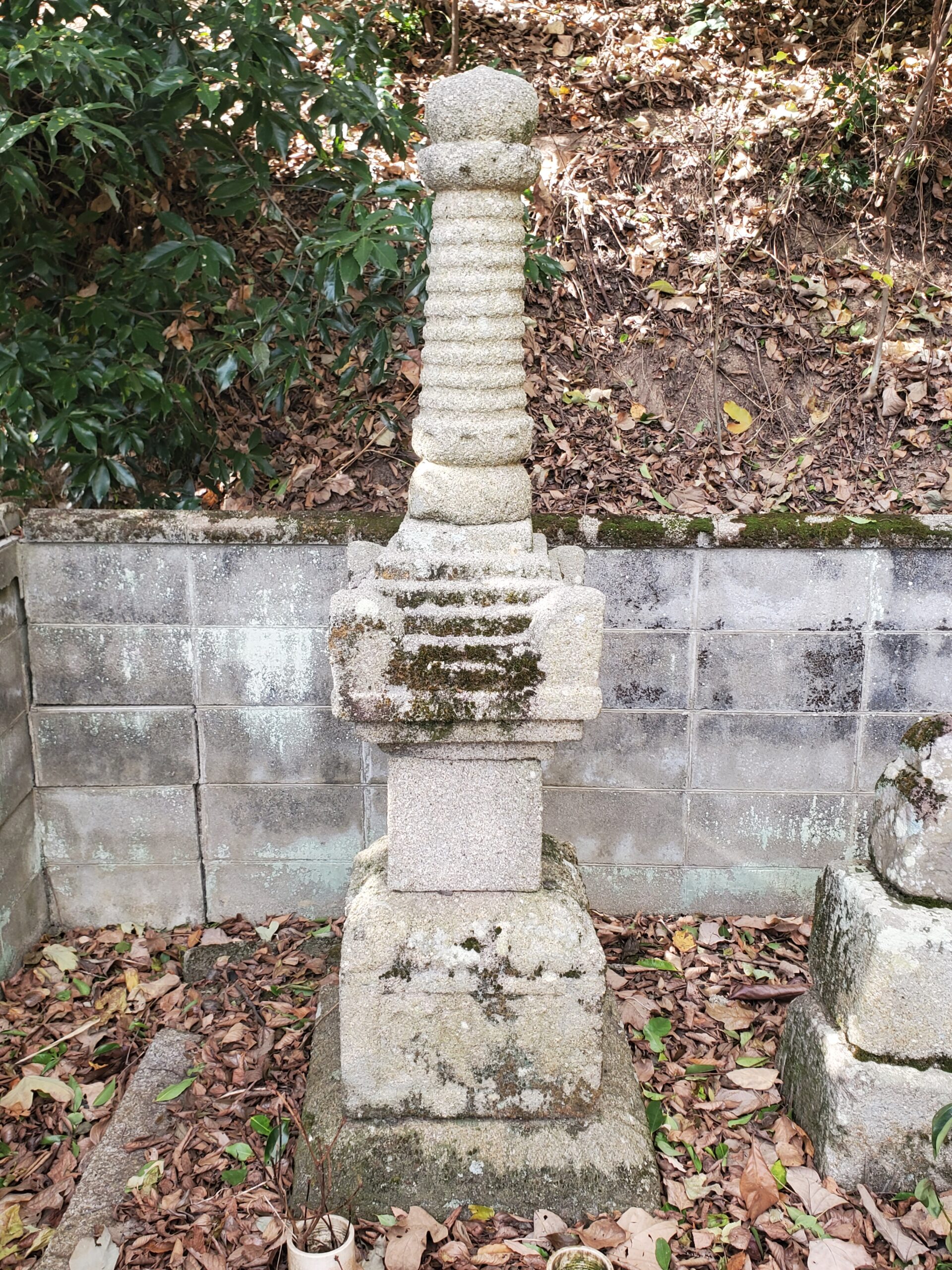 ③伝、村上通総の供養塔（大通寺）