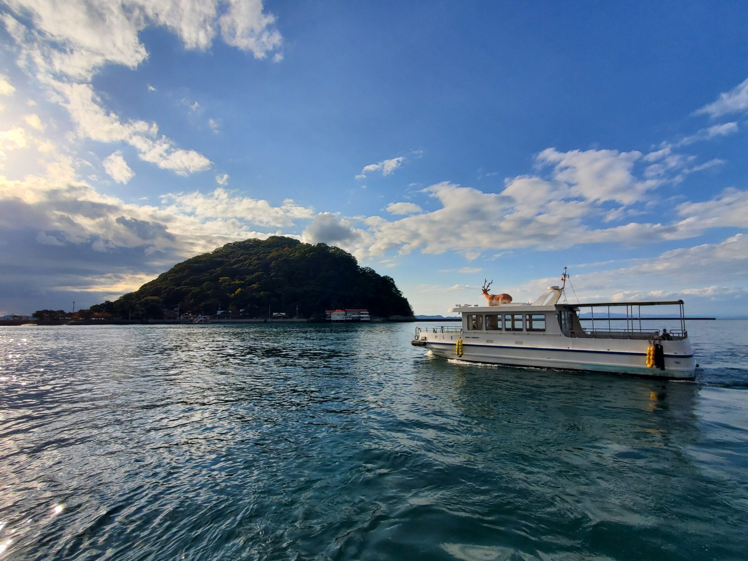 ③夕暮れ時の鹿島と渡船