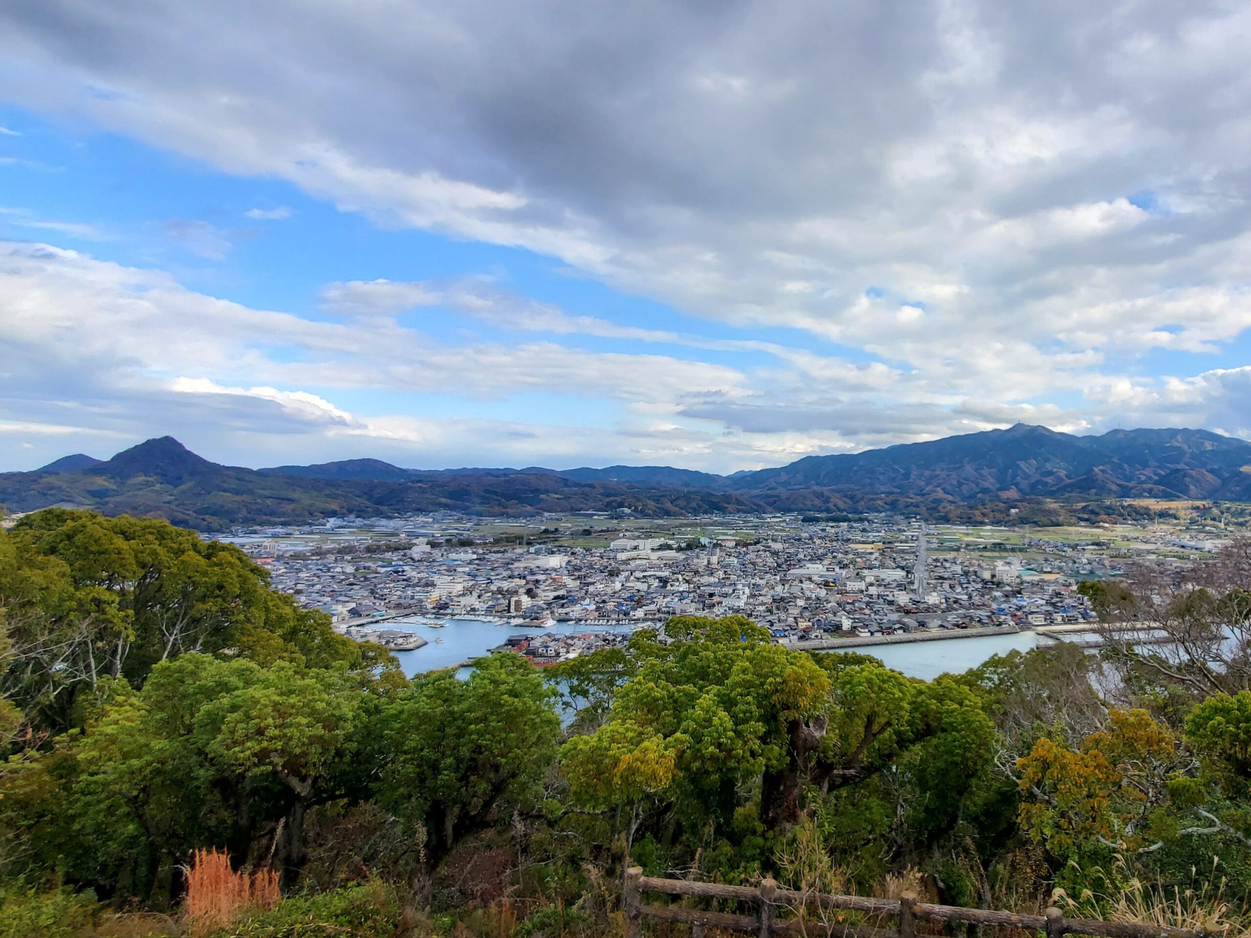 ②展望台から高縄山を望む