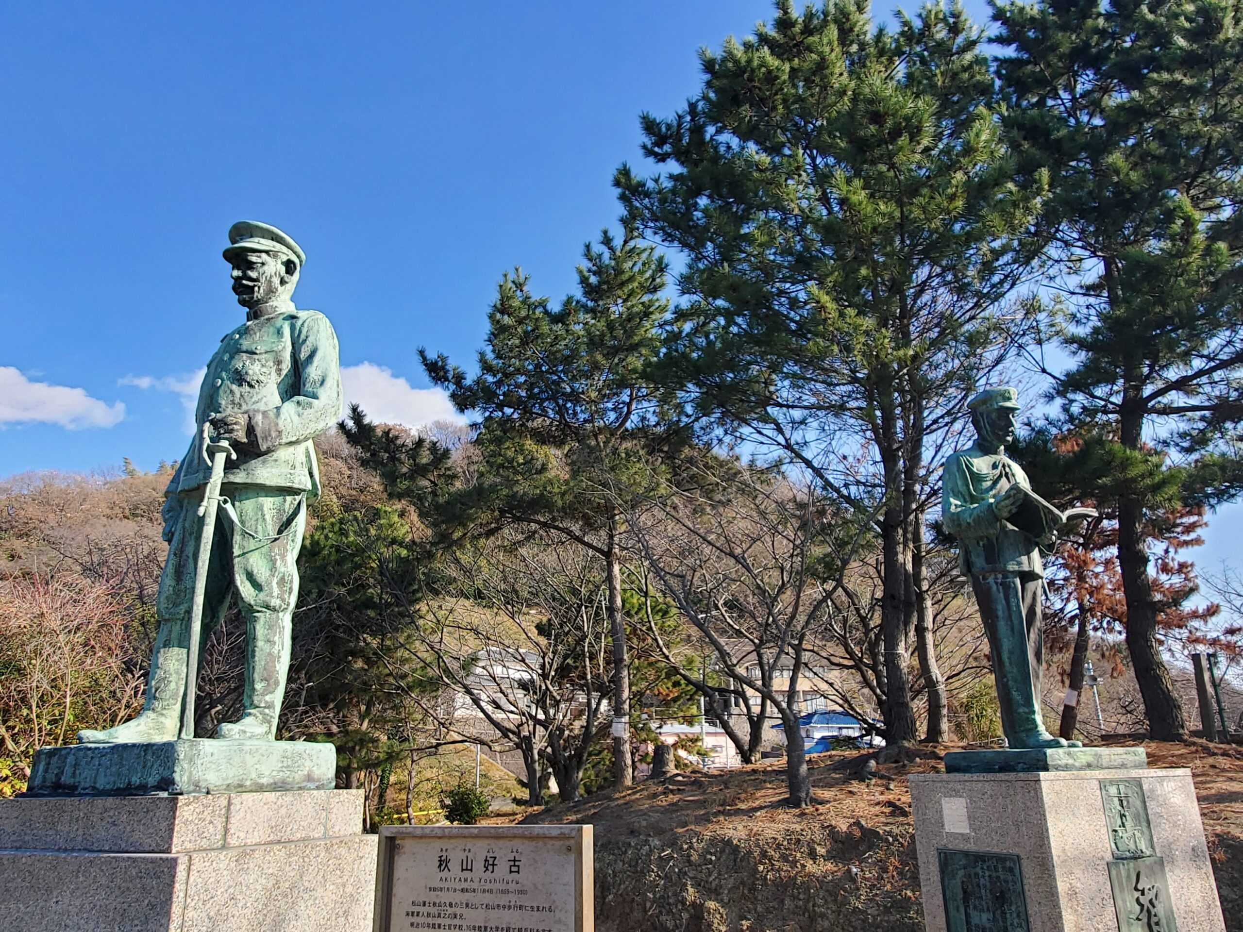 ③海を眺める秋山兄弟の銅像