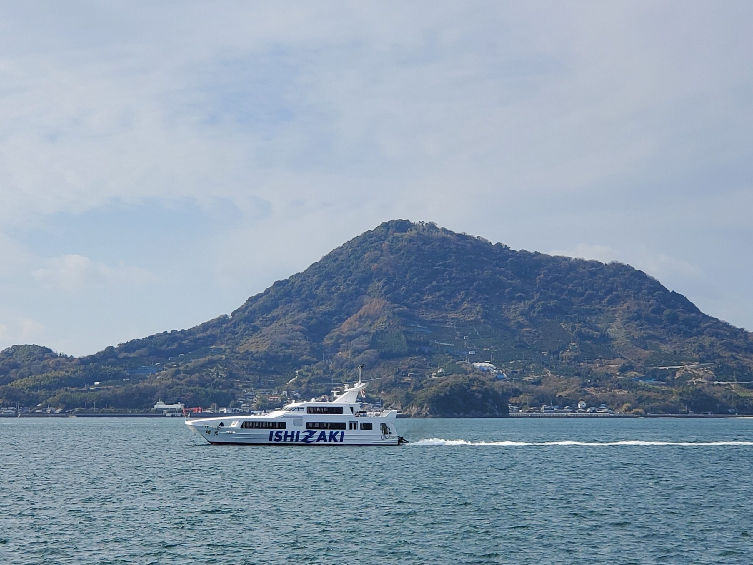 ①興居島の伊予小富士と石崎汽船高速船