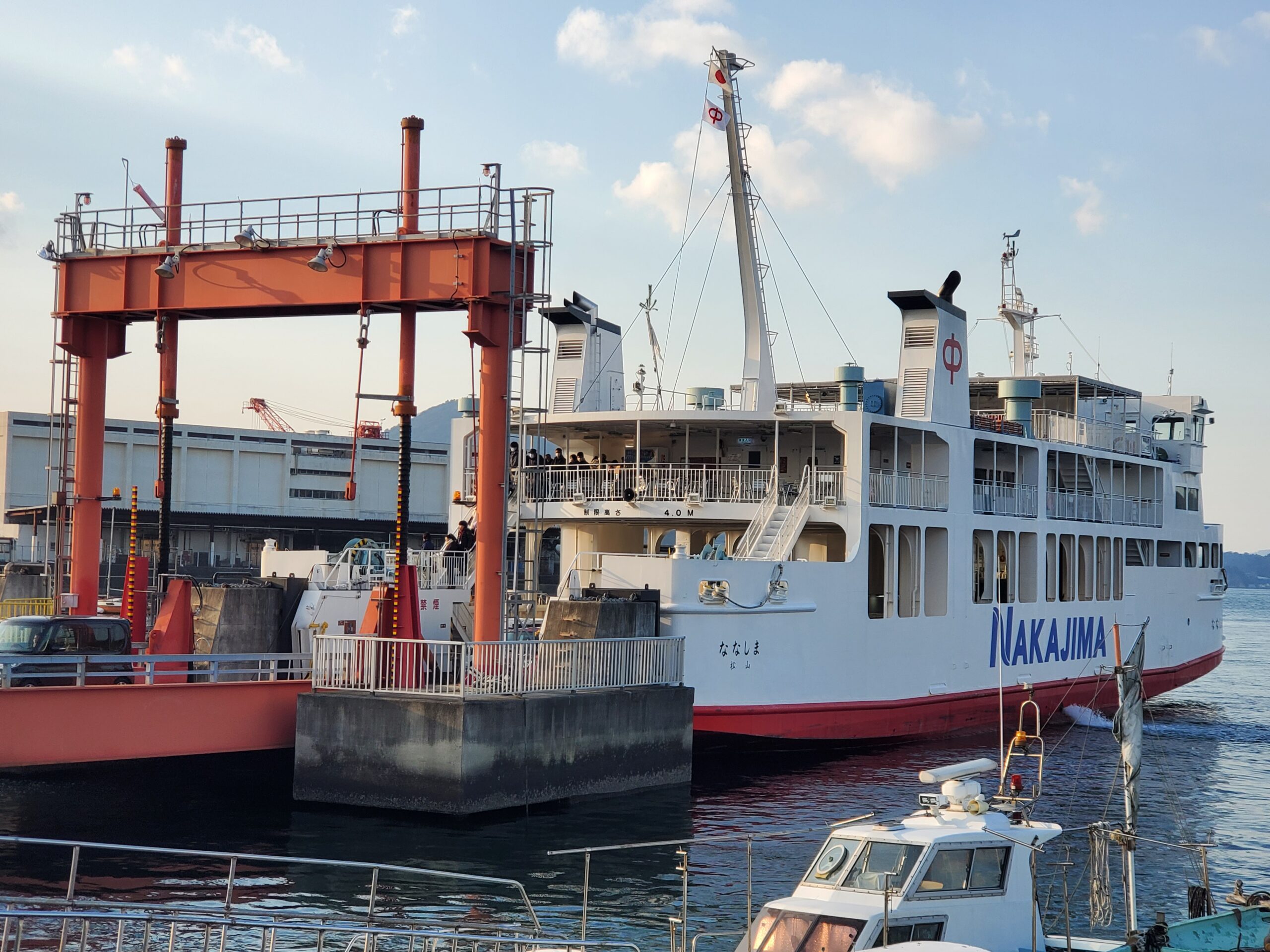 ②中島汽船のフェリー（三津浜港）
