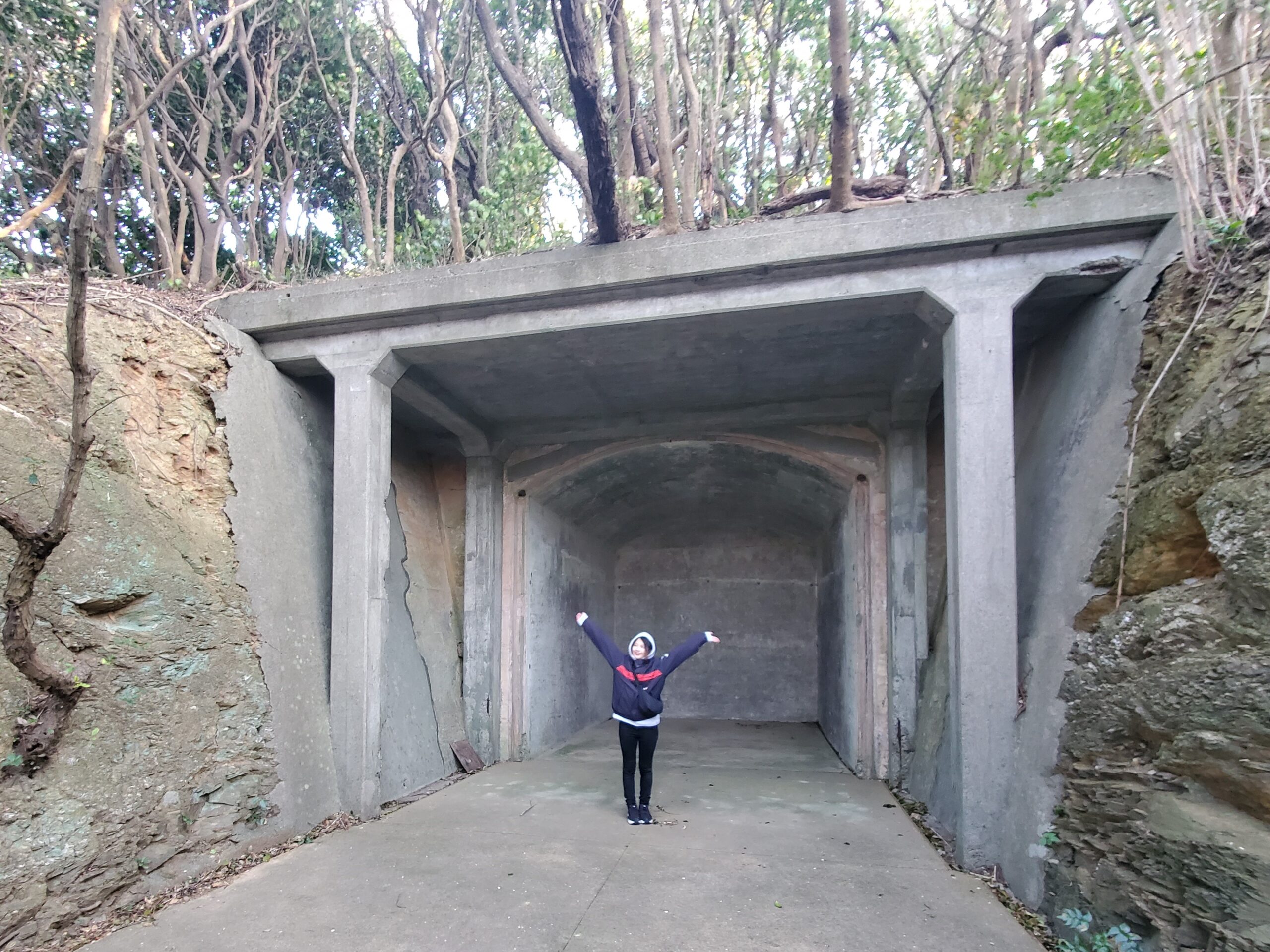 ③椿山の探照灯格納庫
