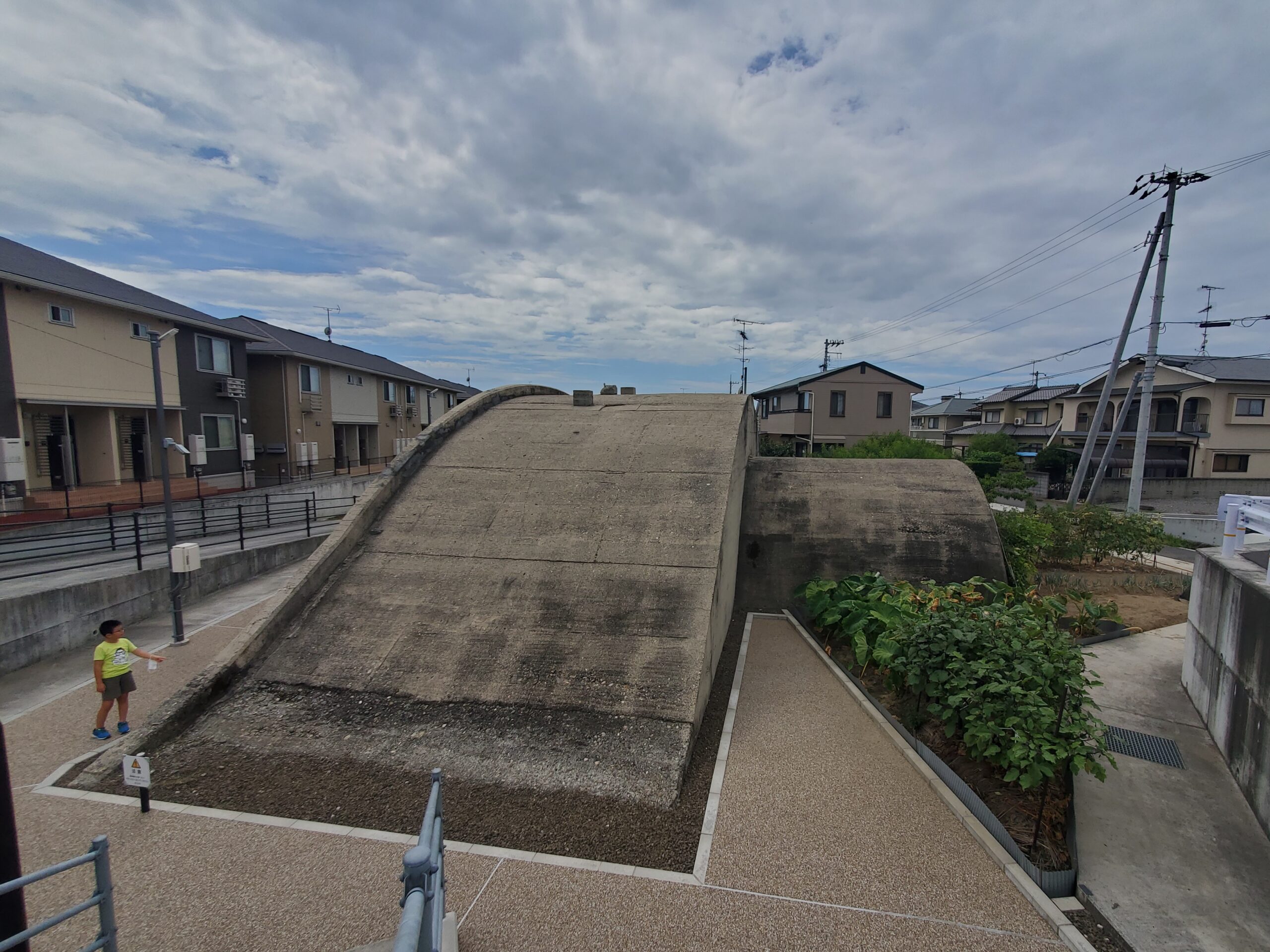 ②松山市の掩体壕（側面）