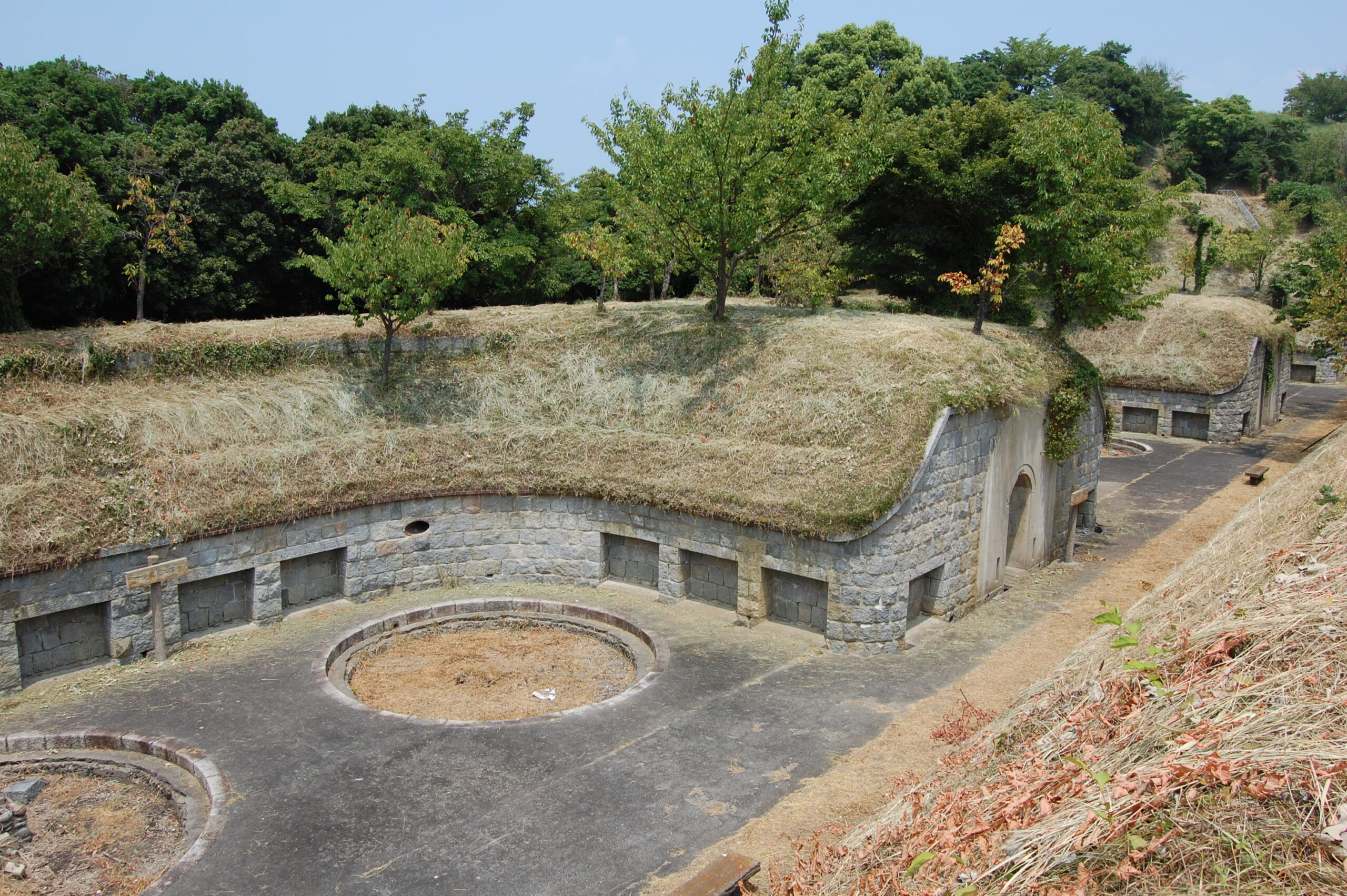 ②中部堡塁跡（円形は砲座）