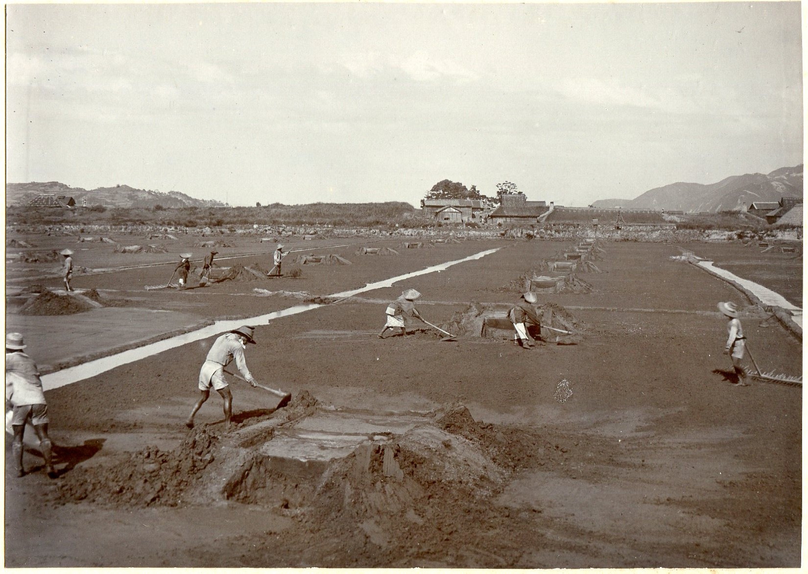 平成15年に見つかった多喜浜塩田の古写真（小野家所蔵）