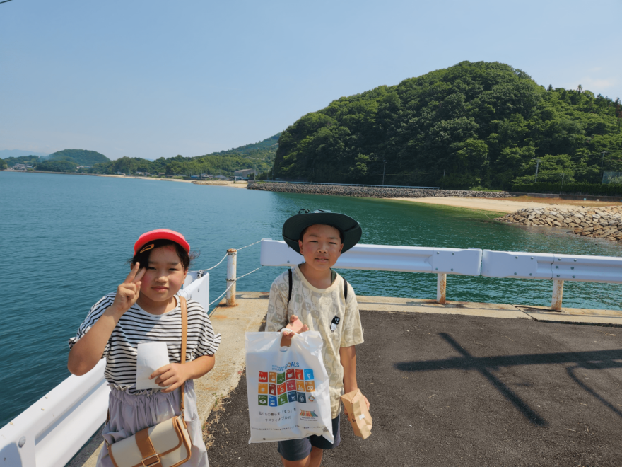 愛媛の「海のキッズサポーター」、狸(森安刀梧)さんと、くーちゃん(森安くるみ)さんがしまのわ学校体育祭に参加し、興居島の海岸を清掃しました。