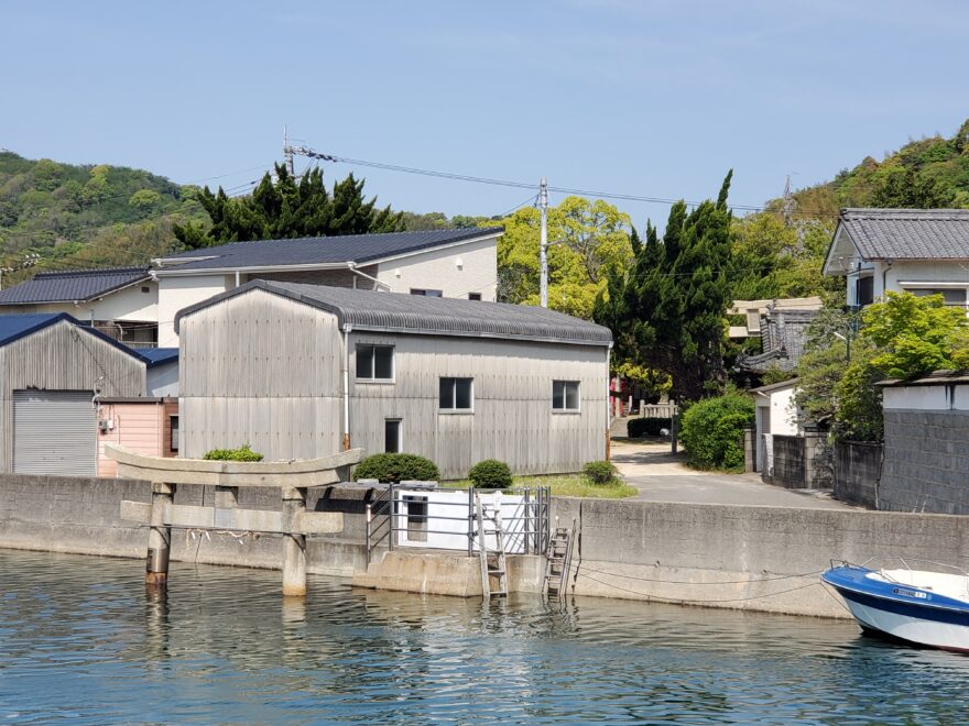 【灯台博士　大成さんによるコラム】①海中鳥居は珍しいのか？　〜波止浜の龍神社〜