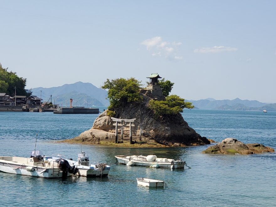 【灯台博士　大成さんによるコラム】②海中鳥居は珍しいのか？　　〜弁財天島の厳島神社〜